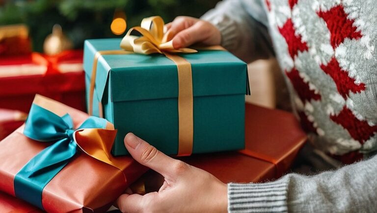 Asmuo, laikantis dovanų dėžutę su lankeliu, apsupta įvairių kitų skirtingų dydžių ir spalvų dovanų dėžučių. Fone – jauki ir šventiška svetainė, atspindinti patogumą ir jaudulį, kai dovanos pristatomos tiesiai į namus.