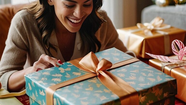 „Užfiksuokite dovanų įteikimo jaudulį ir nuostabą su šiuo patraukliu moters, atidarančios gražiai supakuotą dovaną, atvaizdu, apsuptu gausybe kruopščiai atrinktų dovanų savo draugui, simbolizuojančių dovanų pristatymo paslaugų apgalvotumą ir patogumą.