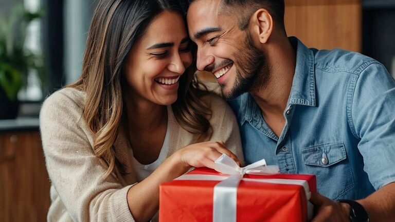 Jauna pora su džiugiomis šypsenomis veide gauna apgalvotą dovaną iš savo šeimos.