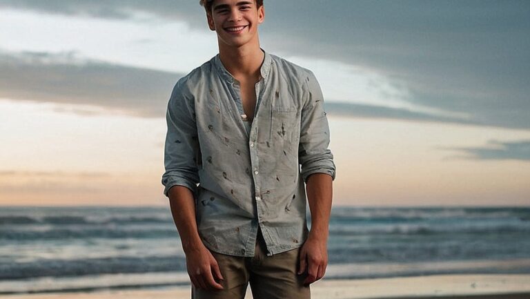 Jaunas vyras stovi paplūdimyje, su šypsena veide žvelgia į horizontą ir laiko supakuotą dovaną.
