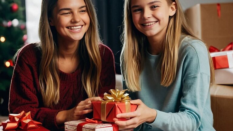 Grupė besišypsančių merginų sėdi kartu, apsupta gražiai supakuotų dovanų, kai susijaudinusios atidaro kalėdines dovanas.