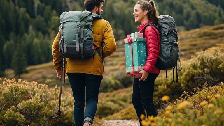 Švęskite draugystę ir motyvaciją su šiuo įkvepiančiu įvaizdžiu, kai du draugai kartu žygiuoja gamtoje, apsupti apgalvotų ir nuotaiką keliančių dovanų, simbolizuojančių tobulas dovanas jūsų palaikytam ir nuotykių trokštančiam kompanionui.