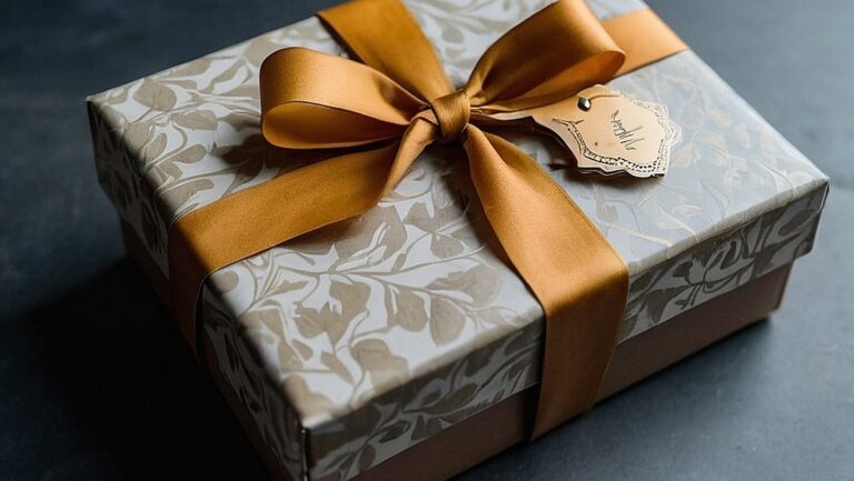 Gražiai sutvarkyta dovanų dėžutė, užpildyta praktiškomis ir funkcionaliomis dovanomis draugui, simbolizuojančia dovanų teikimo apgalvotą ir prasmingą.
