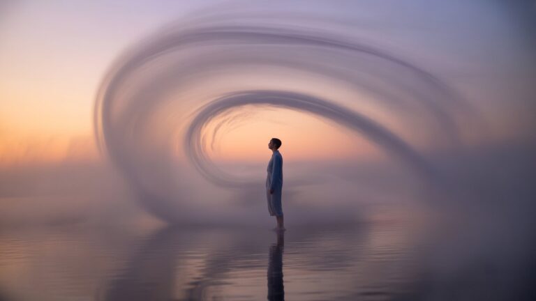 Realus, platus žmogaus, stovinčio besisukančio, šviečiančio rūko, kadras, iš kurio grakščiai ir išsisklaido subtilios, įvairios džiaugsmingų išgyvenimų scenos. Svajinga, įkvepianti, švelni šviesa.