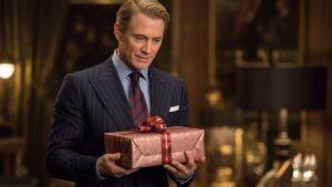 Išskirtinis individas silpnai apšviestoje, gausioje aplinkoje, subtiliai pateikdamas išskirtinai suvyniotą dovaną, užuomina į statusą ir galią, realistiškai.