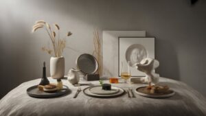 Apgalvotai kuruojamas aukščiausios kokybės daiktų lentelė, subtiliai vaizduojanti įvairius pomėgius, tokius kaip gurmaniškas maistas, menas ir atsipalaidavimas, išdėstytas prabangiu tekstūruotu paviršiumi. Fotorealistinis, minkštas difuzinis apšvietimas, elegantiška plati kompozicija.