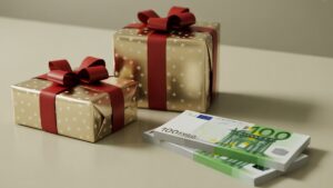 Realistiškos, gražiai apvyniotų dovanų dėžučių iš arti, šalia krūvos traškių eurų banknotų ant paprasto, neužteršto paviršiaus, minkšto apšvietimo.
