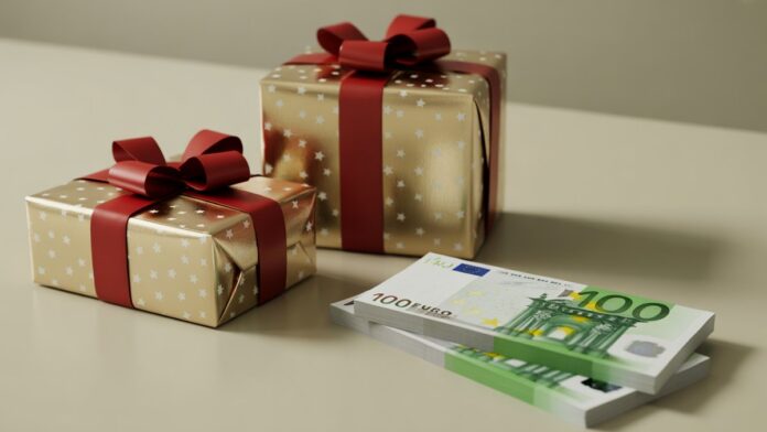 Realistiškos, gražiai apvyniotų dovanų dėžučių iš arti, šalia krūvos traškių eurų banknotų ant paprasto, neužteršto paviršiaus, minkšto apšvietimo.