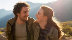 Realistiška dviejų laimingų žmonių, įsitraukusių į jaudinančius, bendrus nuotykius lauke, nuotrauka, maudoma šiltomis saulės spinduliais, formuodami gilų ryšį ir nepamirštamų prisiminimų.